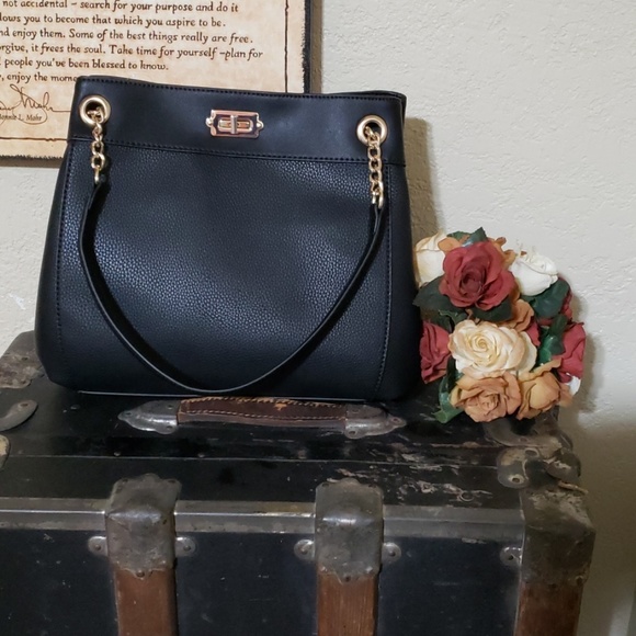 Kelly & Katie Handbags - Black handbag with silver hardware